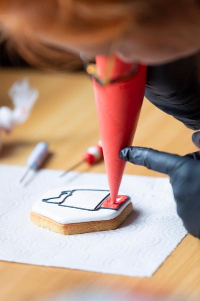 Biscouik  : des sablés personnalisés — anne vallier, biscouik, art culinaire, fait main, biscuits décorés, pâtisserie artisanale, douceurs personnalisées, décoration de biscuits, pâtisserie créative, poche à douille, sucres colorés — Anne Vallier