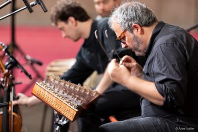 Reportage du festival de musique Terres Vibrantes en Auvergne  — anne vallier, photographe professionnelle, photographe reportage, photographe événementiel, photographie, festival musique, musique classique, festival auvergne, puy-de-dôme, combrailles, ensemble kimya, santour, amir amiri — Anne Vallier