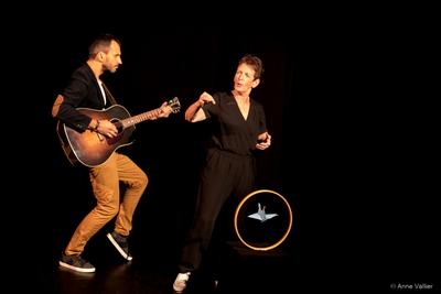 Au spectacle avec Drôles d'Oiseaux — anne vallier, photographe professionnelle, photographie, spectacle jeune public, christine righi, mathieu serranges, la petite gaillarde, clermont-ferrand, reportage spectacle, contes et musique, drôles d'oiseaux, artistes — Anne Vallier