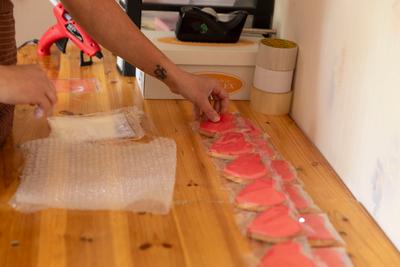 Biscouik  : des sablés personnalisés — anne vallier, biscouik, art culinaire, fait main, biscuits décorés, pâtisserie artisanale, douceurs personnalisées, décoration de biscuits, pâtisserie créative, poche à douille, sucres colorés, technique de décoration, emballage — Anne Vallier