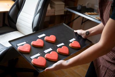 Biscouik  : des sablés personnalisés — anne vallier, biscouik, art culinaire, fait main, biscuits décorés, pâtisserie artisanale, douceurs personnalisées, décoration de biscuits, pâtisserie créative, plateau de sablés, technique de décoration — Anne Vallier