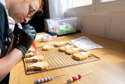 Biscouik  : des sablés personnalisés — anne vallier, biscouik, art culinaire, fait main, biscuits décorés, pâtisserie artisanale, douceurs personnalisées, décoration de biscuits, pâtisserie créative, poche à douille, sucres colorés — Anne Vallier