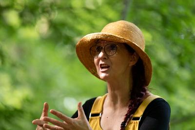 Acteurs de la culture — anne vallier, photographie, conteuse, balade contée, photogaphe professionnelle, photographe de reportage, artistes, bois de la comté, auvergne, christine butot, les petits contes — Anne Vallier