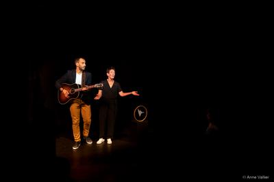 Au spectacle avec Drôles d'Oiseaux — anne vallier, photographe professionnelle, photographie, spectacle jeune public, christine righi, mathieu serranges, la petite gaillarde, clermont-ferrand, reportage spectacle, contes et musique, drôles d'oiseaux, artistes — Anne Vallier