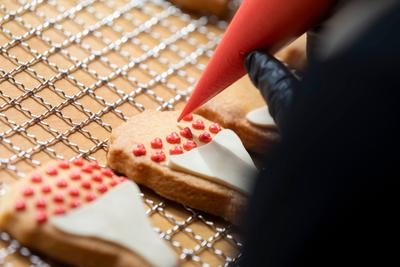 Biscouik  : des sablés personnalisés — anne vallier, biscouik, art culinaire, fait main, biscuits décorés, pâtisserie artisanale, douceurs personnalisées, décoration de biscuits, pâtisserie créative, poche à douille, sucres colorés, décors en coeurs — Anne Vallier
