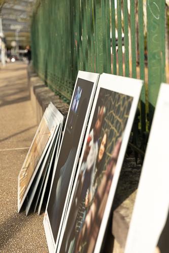Travail avec l'Anef03-63 sur les Métiers de l'entraide — exposition, anef, anef63, anef03-63, association d'insertion, metiers de l'entraide, solidarité, jardin lecoq, clermont-ferrand, exposition extérieur, grilles du jardin, installation, photographie, anne vallier, photographe professionnelle, reportage métier, 70ans de l'anef63 — Anne Vallier