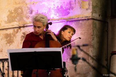 Reportage du festival de musique Terres Vibrantes en Auvergne  — anne vallier, photographe professionnelle, photographe reportage, photographe événementiel, photographie, festival musique, musique classique, festival auvergne, puy-de-dôme, combrailles, violoncelle, ensemble kimya, alice picaud, nathalie thibur, conte — Anne Vallier