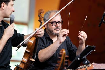 Reportage du festival de musique Terres Vibrantes en Auvergne  — anne vallier, photographe professionnelle, photographe reportage, photographe événementiel, photographie, festival musique, musique classique, festival auvergne, puy-de-dôme, combrailles, ensemble kimya, santour, amir amiri — Anne Vallier